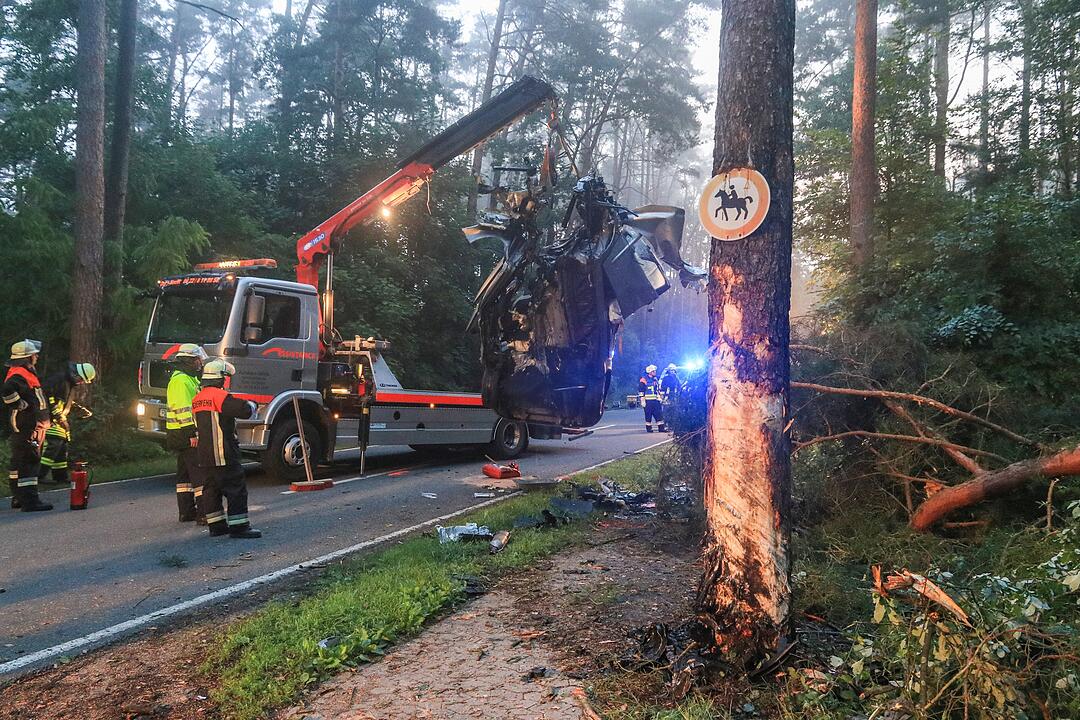 Tödlicher Unfall im Kreis Forchheim: Auto prallt gegen Baum und wird komplett zerstört - Fahrer stirbt