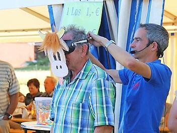 Alexander Herold (rechts) bringt die "Moggerla-Spezialbrille" bei Walter Mackert an. Foto: Gerd Klemenz