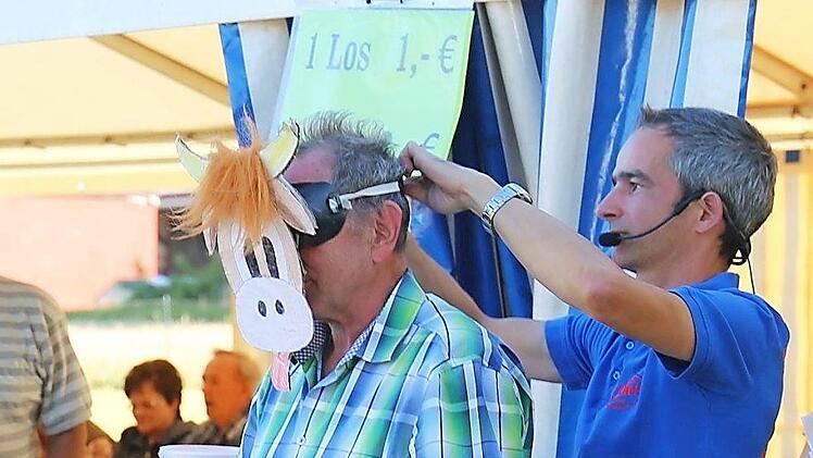 Alexander Herold (rechts) bringt die "Moggerla-Spezialbrille" bei Walter Mackert an. Foto: Gerd Klemenz
