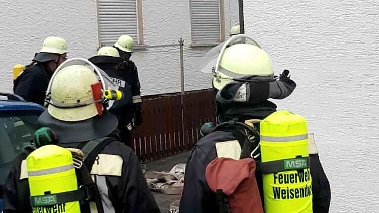 Die Feuerwehr setzte Atemschutztrupps ein.   Foto: Richard Sänger