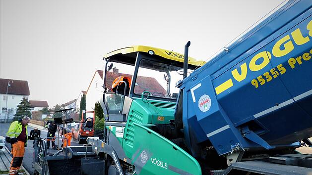 Umfangreiche Stra&szlig;ensanierungen lie&szlig; die Gemeinde Neuenmarkt in diesem Haushaltsjahr vornehmen. Derzeit ist die Firma G&uuml;nther-Bau GmbH dabei, die Arbeiten in der J&auml;gerstra&szlig;e, dem Fliederweg, der Hollergasse und der Lindenstra&szlig;e zum Abschluss zu bringen. Foto: Werner Rei&szlig;aus