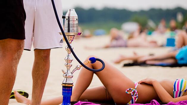Junge Leute finden Shisha-Rauchen chic. Dabei enth&auml;lt der Wasserpfeifentabak viele Giftstoffe. Ein Lungenspezialist h&auml;lt Wasserpfeifen sogar f&uuml;r gef&auml;hrlicher als Glimmst&auml;ngel.  Foto: Rolf Vennenbernd/dpa