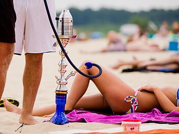 Junge Leute finden Shisha-Rauchen chic. Dabei enthält der Wasserpfeifentabak viele Giftstoffe. Ein Lungenspezialist hält Wasserpfeifen sogar für gefährlicher als Glimmstängel.  Foto: Rolf Vennenbernd/dpa