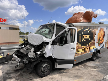 Auf der A70 hat es einen Verkehrsunfall mit einen Hähnchengrillwagen gegeben.