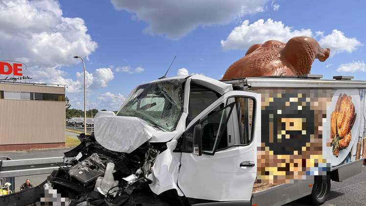 Auf der A70 hat es einen Verkehrsunfall mit einen Hähnchengrillwagen gegeben.