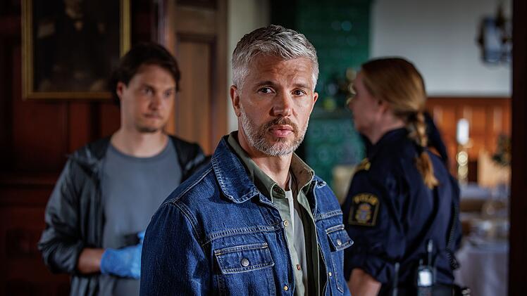 nachdem der Unternehmer Sven mit einer Vergfitung t&ouml;dlich zusammengebrochen ist, nehmen Alexander (Nicolai Cleve Broch, Mitte) und Welpe (Julius Fleischanderl) die Ermittlungen auf. Die werden Alexander auch mit Nora zusammenf&uuml;hren.