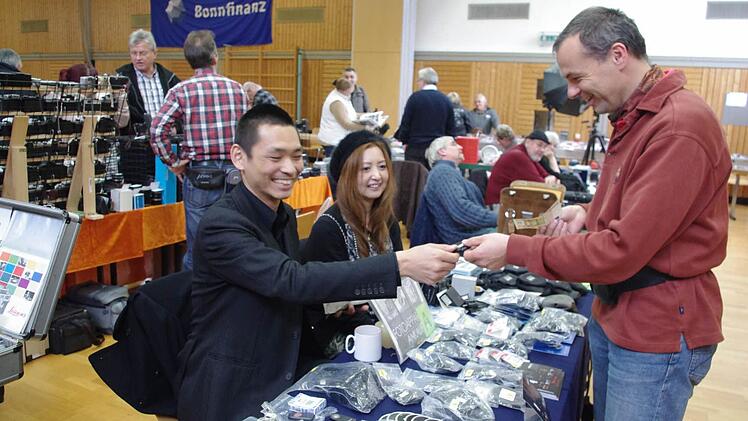 Den weitesten Anfahrtsweg hatten Takashi Iwasaki und seine Ehefrau Yuko aus einem Stadtteil von Tokio, Auf dem Bild sind sie  im Gespräch mit einem Fotoliebhaber aus der Schweiz.