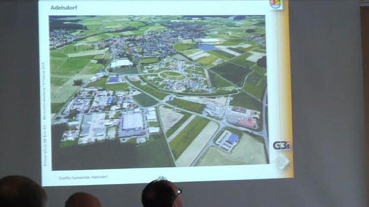 Die Planer zeigten dem Gemeinderat anhand eines Luftbildes, wo und wie sich das Baugebiet Reutsee entwickeln soll.  Foto: Pauline Lindner