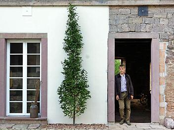 Nachher, vorher: Der linke Teil des Gebäudes ist fertig, im rechten wartet auf Gerhard Bornkessel noch Arbeit. Fotos: Arkadius Guzy