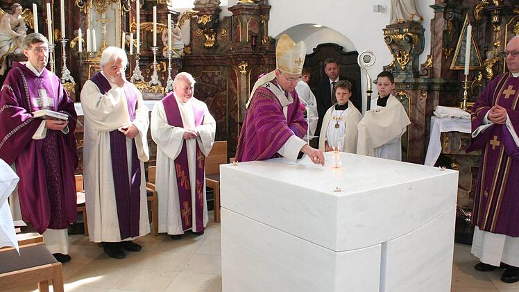 Erzbischof Ludwig Schick entzündete fünf Weihrauchkerzen auf dem neuen Altar als Symbole für das Licht Jesu. Fotos: Evi Seeger