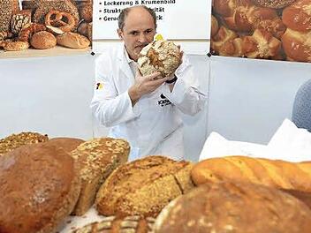 Über die Bäckerinnung und das Institut für Qualitätssicherung - IQBack werden auf freiwilliger Basis jährlich Brotprüfungen vorgenommen. Für den Innungsbereich Bad Kissingen/Rhön-Grabfeld fand sie jetzt öffentlich in den Räumen der Kissinger Sparkasse statt. Qualitätsprüfer war Bäckermeister Manfred Stiebel. Foto: Peter Rauch
