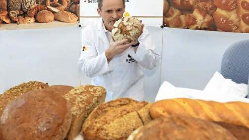 Über die Bäckerinnung und das Institut für Qualitätssicherung - IQBack werden auf freiwilliger Basis jährlich Brotprüfungen vorgenommen. Für den Innungsbereich Bad Kissingen/Rhön-Grabfeld fand sie jetzt öffentlich in den Räumen der Kissinger Sparkasse statt. Qualitätsprüfer war Bäckermeister Manfred Stiebel. Foto: Peter Rauch