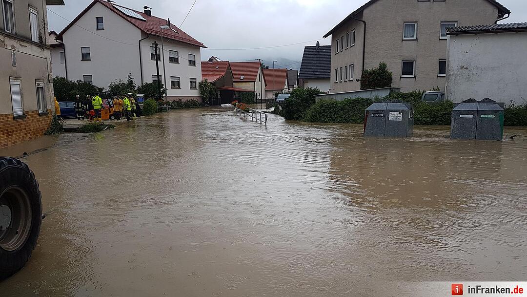 Land unter im Landkreis Bamberg - Ueber 40 Feuerwehren bereits im Einsatz