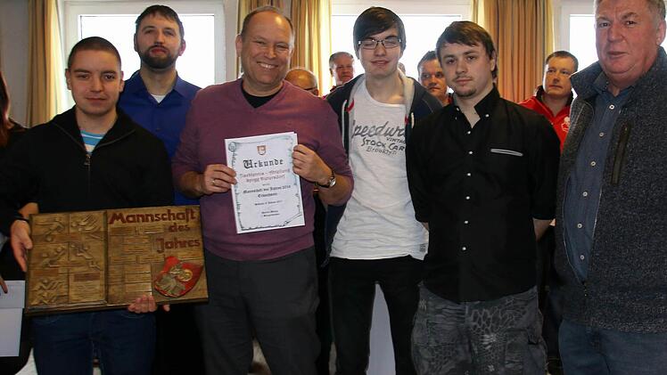 Bei den Erwachsenen ging der Titel an eine Tischtennis-Mannschaft: Das Herrenteam der SpVgg Dietersdorf war 2016 aufgestiegen. Foto: Bettina Knauth