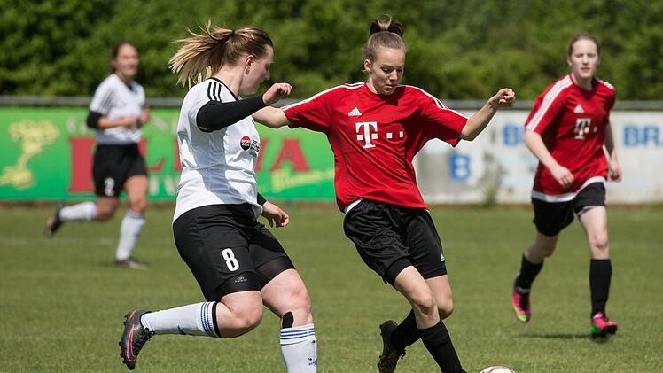 Staffelsteins Ronja Kohlmann (rechts) dreht ab, als sie von Jessica Ziemann angegriffen wird. Foto: Heinrich Wei&szlig;