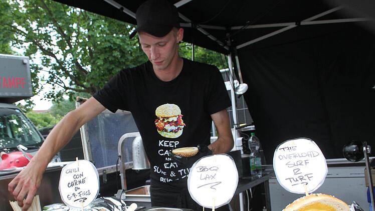 Die Burgerstände hatten alle Hände voll zu tun. Denn handgemachte Burger schmecken besser. Foto: Sonny Adam