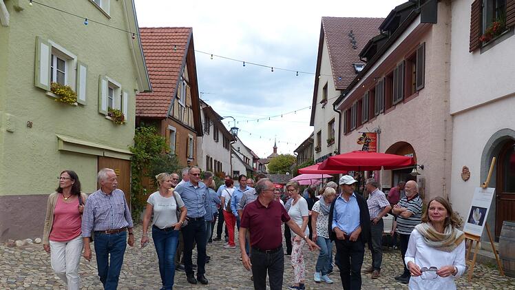 Das Städtchen Burkheim hat in seinem Kern Teile des mittelalterlichen Charakters behalten. Dort finden regelmäßig Weinfeste statt. Foto: Edgar Bartl