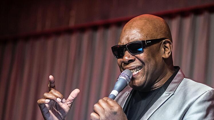 Gelungener Start in das neue Konzertjahr bei "Leise am Markt": Beatrice Kahl und John Davis begeisterten das Publikum in Coburg.Foto: Jochen Berger