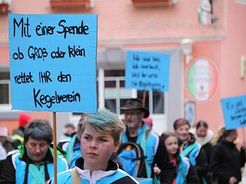 Mit Schildern und Info-Blättern machte der SKV Bad Brückenau beim Faschingszug am Dienstag auf die unsichere Zukunft des Vereins aufmerksam. Foto: Ulrike Müller