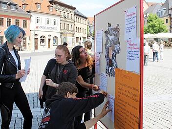 Der Marktplatz war ein guter Standort. Aber nicht jeder blieb stehen, wenn er zum Grundgesetz angesprochen wurde. Foto: Markus Häggberg