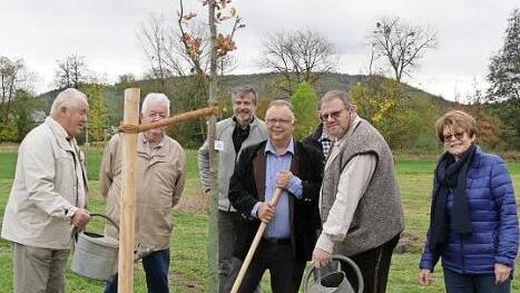 Auch der Verein "Der Bauchclub" machte mit und pflanzte sich einen Baum, und zwar mit Neustadts Bürgermeistern Elke Protzmann und Kulturbürgermeister Martin Stingl (Vierter von rechts). Fotos: Manja von Nida