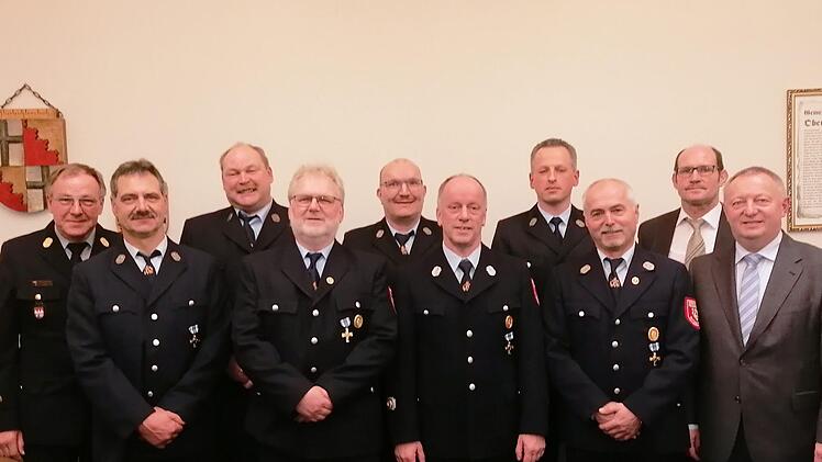 Ehrungen standen auch bei den Floriansjüngern an (von links): Kreisbrandrat Benno Metz, Helmut Zeier, Claus Klüber, Walter Klausnitzer, Arno Remling, Winfried Heil, Andreas Schneider, Elmar Morschhäuser, Bürgermeister Dieter Muth und Landrat Thomas Bold. Foto: Wolfgang Saam