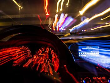 Erst Schlangenlinien, dann Rückwärtsgang: Eine Autofahrerin vollzog Sonntagnacht auf der A73 ein waghalsiges Manöver.