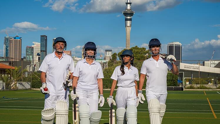 Sie meinen es ernst mit dem Teambuilding, nur Kreuzfahrtdirektor Oskar Schifferle drückt sich (von links): Staff-Kapitän Martin Grimm (Daniel Morgenroth), Hoteldirektorin Hanna Liebhold (Barbara Wussow), Schiffsärztin Dr. Jessica Delgado (Collien Fernandes) und Kapitän Max Parger (Florian Silbereisen) treten zum gemeinsamen Cricketspiel an.