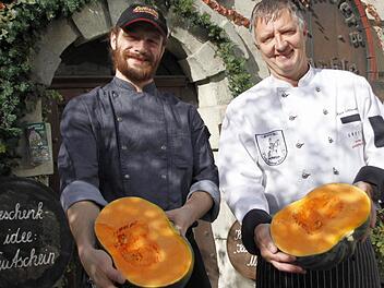 Die "Kürbis-Köche" Florian Mämpel und Mario Schlossnickel freuen sich über den ...  Fotos: Nikolas Pelke