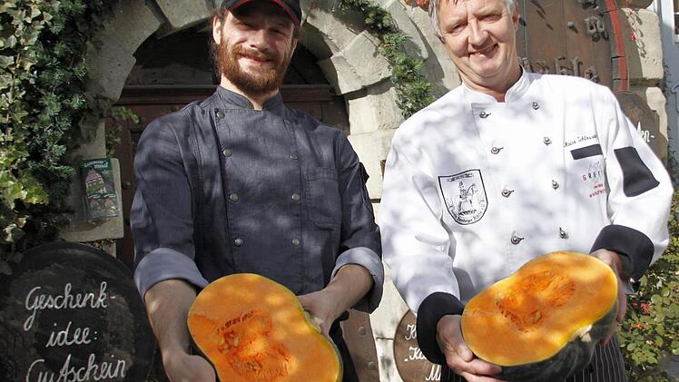 Die "Kürbis-Köche" Florian Mämpel und Mario Schlossnickel freuen sich über den ...  Fotos: Nikolas Pelke