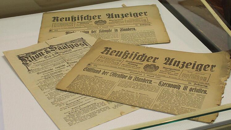 Auch Zeitungsexemplare sind ausgestellt, die auf den Titelseiten über Kriegsereignisse berichten. Foto: Janina Reuter