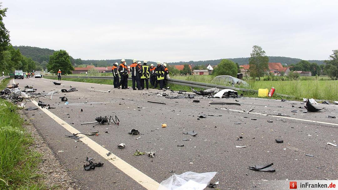 Fahrzeuge kollidieren auf Staatsstrasse