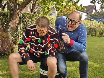 Atze Bauer und Stefan Eichner suchen noch Namen für die beiden (Witz)Figuren, die sie in ihrem Video darstellen. Quelle: YouTube