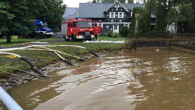 Im Landkreis Kronach sind mehrere Stra&szlig;en nach den starken Regenf&auml;llen &uuml;berflutet. B&auml;che treten &uuml;ber die Ufer Foto: Corinna Igler