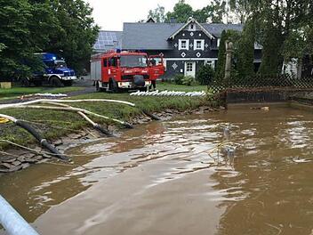 Im Landkreis Kronach sind mehrere Straßen nach den starken Regenfällen überflutet. Bäche treten über die Ufer Foto: Corinna Igler