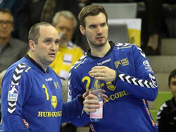Viel Arbeit wartet auf die beiden Torsteher des HSC 2000 Coburg. Zuerst müssen Jan Kulhanek (links) und Oliver Krechel am Sonntag in Minden ihren Kasten "vernageln" und am Mittwoch steht das Duell mit dem THW Kiel an. Die HUK-Arena wird dann ausverkauft sein. Foto: Timo Geldner