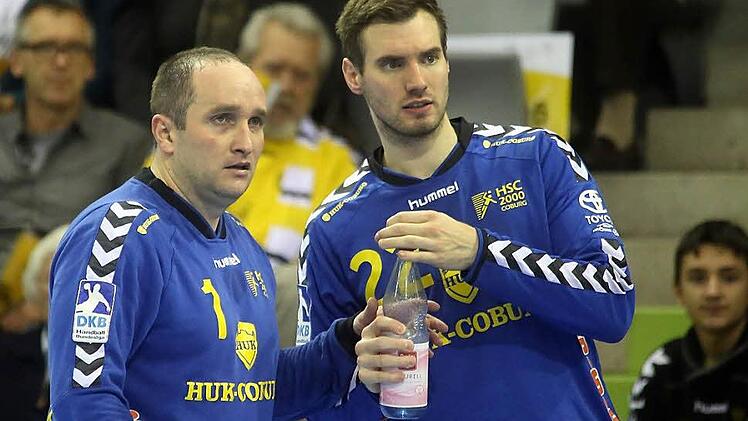 Viel Arbeit wartet auf die beiden Torsteher des HSC 2000 Coburg. Zuerst müssen Jan Kulhanek (links) und Oliver Krechel am Sonntag in Minden ihren Kasten "vernageln" und am Mittwoch steht das Duell mit dem THW Kiel an. Die HUK-Arena wird dann ausverkauft sein. Foto: Timo Geldner