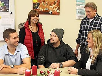 Thomas Schwarm, Richard Kröckel und Katrin Hahn (vorne v. l.) berichteten den Lehrern Beate Ehbauer-Dörres und Peter Kittel von ihrem Werdegang. Foto: Johanna Blum