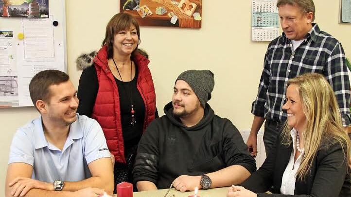 Thomas Schwarm, Richard Kröckel und Katrin Hahn (vorne v. l.) berichteten den Lehrern Beate Ehbauer-Dörres und Peter Kittel von ihrem Werdegang. Foto: Johanna Blum
