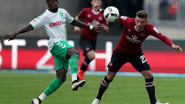 Im Frankenderby geht es um mehr als nur drei Punkte. Das prestigeträchtige Derby zwischen der SpVgg Greuther Fürth und dem 1. FC Nürnberg steigt am Sonntag zum 262. Mal. Im letzten Duell im September 2016 behielten die Fürther die Oberhand. Im Bild kämpfen Khaled Narey (links) und Tim Leibold um den Ball. Foto: Daniel Karmann/dpa-Archiv