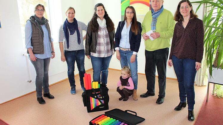 Daniela Wagner (links) und Hans Dietrich Unger freuen sich über die Spende des Kinderkleiderbasar-Teams Bad Brückenau. Foto: Julia Raab