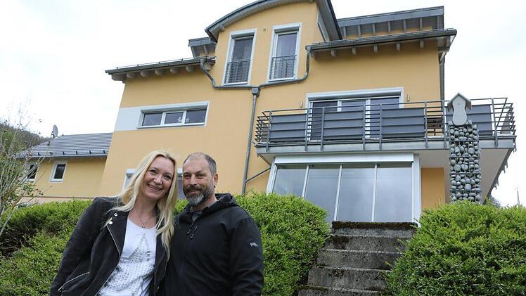 Carmen und Alexander Raab vor ihrem Haus Foto: Barbara Herbst