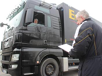 Der 23-jährige Simon Hein muss im Lkw auf dem Firmengelände in Dietzhof fünf fahrpraktische Übungen absolvieren. Foto: Ronald Heck