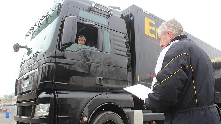 Der 23-jährige Simon Hein muss im Lkw auf dem Firmengelände in Dietzhof fünf fahrpraktische Übungen absolvieren. Foto: Ronald Heck