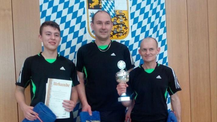 Christian Friedrich (v. li.), Tobias Leithold und Stefan Müller kehrten mit dem Siegerpokal aus Niederbayern zurück. Foto: privat