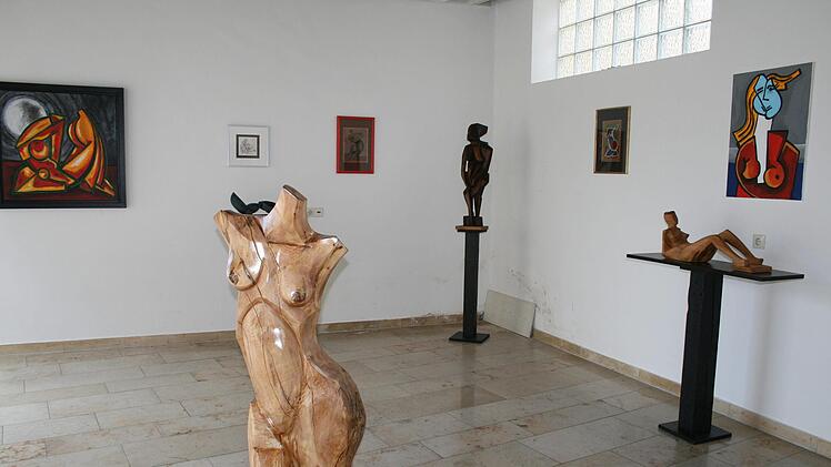 Bildhauer Artem Haag aus Wollbach hatte Skulpturen und Skizzen zum Thema "Die Frau in der bildenden Kunst"  präsentiert. Foto: Gabriele Sell