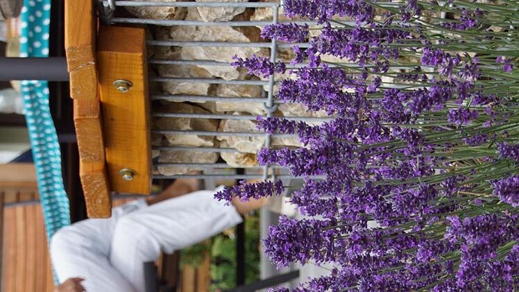 Wenn der Lavendel duftet, ist es auf der Terrasse nochmal so schön. Foto: Sabine Weinbeer
