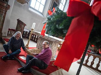 Noch ist die Krippe leer, die Pater Helmut Haagen (links) und Pfarrer Christoph Teille in der Klosterkirche Kronach nach ihrem Gespräch begutachteten. Am Heiligabend wird sich daran allerdings etwas ändern. Foto: Marian Hamacher