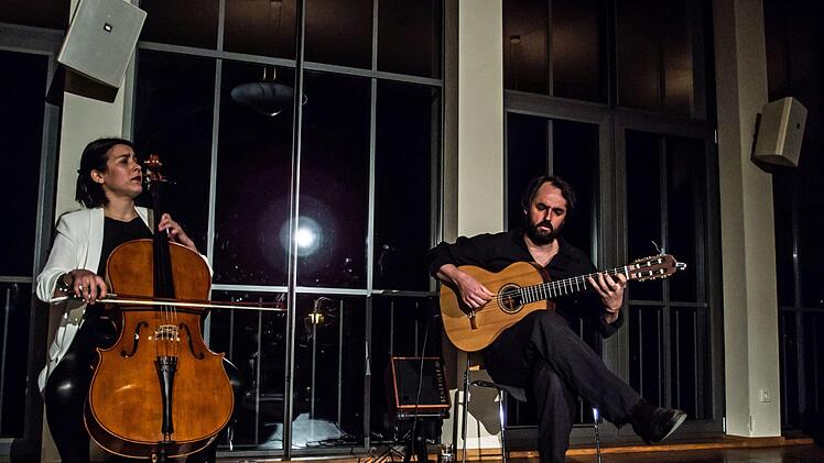 Das Duo Zaruk mit Iris Azquinezer und Rainer Seiferth begeisterte zahlreiche Zuhörer im Coburger Haus Contakt.Foto: Jochen Berger