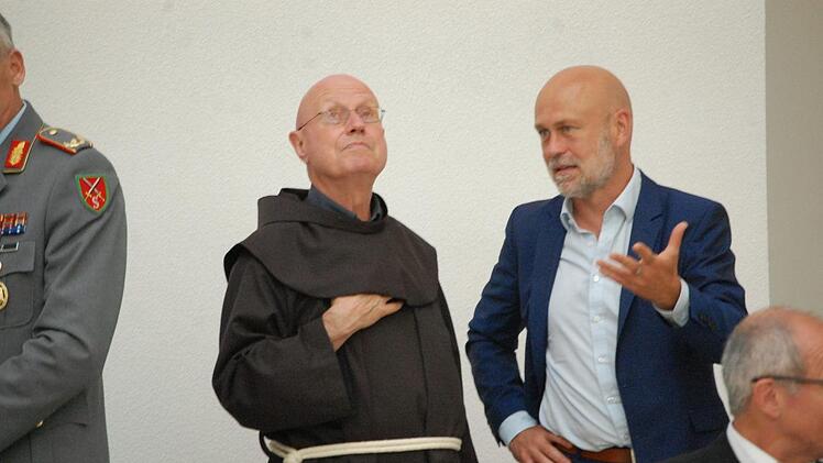 Architekt Christian Br&uuml;ckner erl&auml;uterte Pater Georg Baudetails.. Foto: Wolfgang D&uuml;nnebier